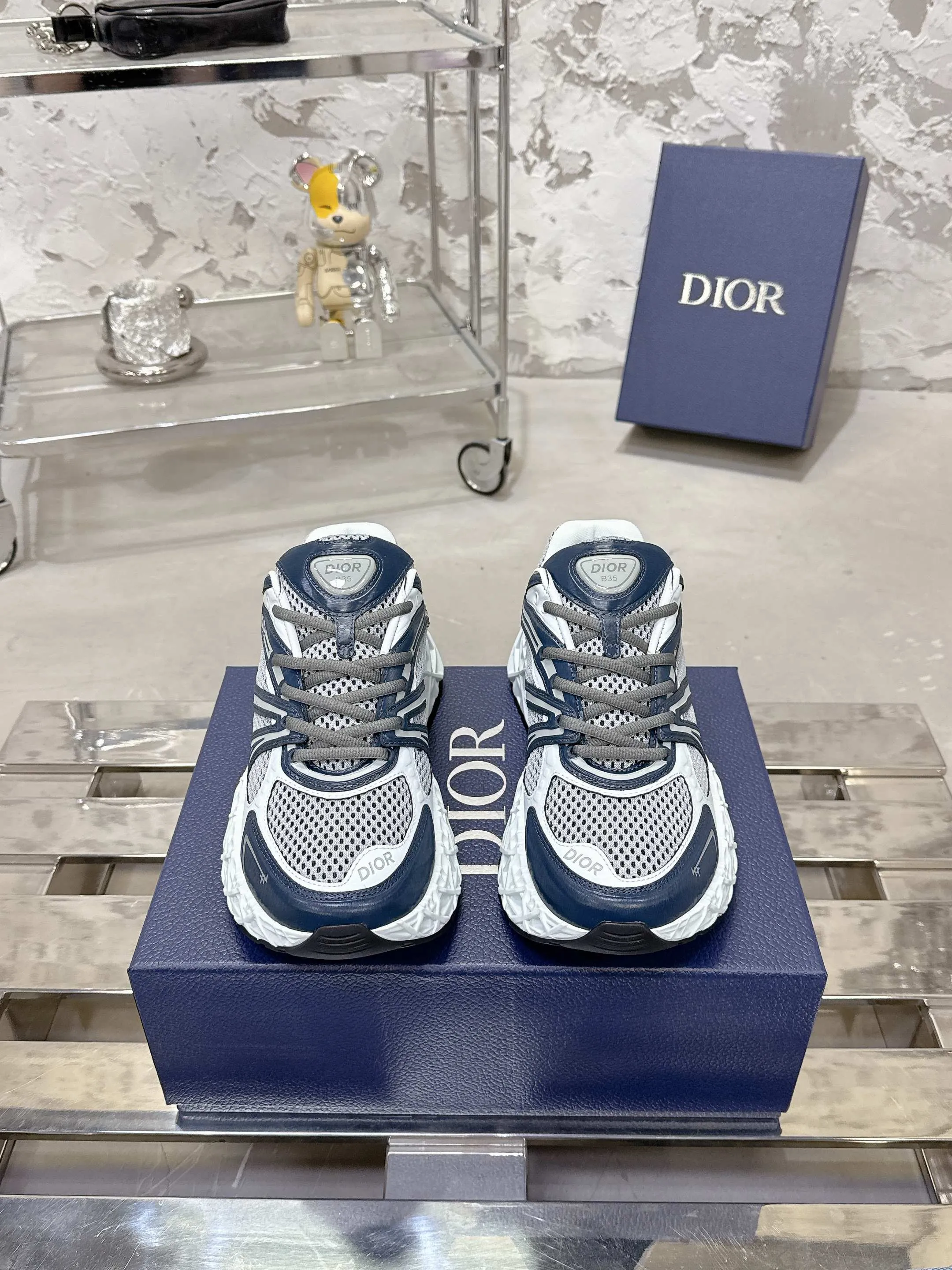 Factory price 780💰 Top version! ! ! Dior (B35) DIOR spring and summer men's wear show, the show was held at the Valle de Grasse School in Paris. Kim Jones drew inspiration from the works of South African artist Hylton Nel. The details of the shoes, clog soles and tribal elements, cleverly blended luxury craftsmanship and practicality, with fresh childishness and bright temperament, creating a new season hot spot. Dior KAWA Dior co-branded casual sports shoes reinterpret running shoes with Dior's high-end style. B35 is made of fine-textured leather and mesh fabric materials. It can be worn in all seasons, is comfortable and breathable, and has multiple lines on the shoe body to outline details. It has a full retro three-dimensional feel and can create a casual look all year round! Fabric: Cowhide/customized cloth material Lining: Imported breathable mesh Outsole: Original molded outsole Size: 39-46 (customized at 45.46)